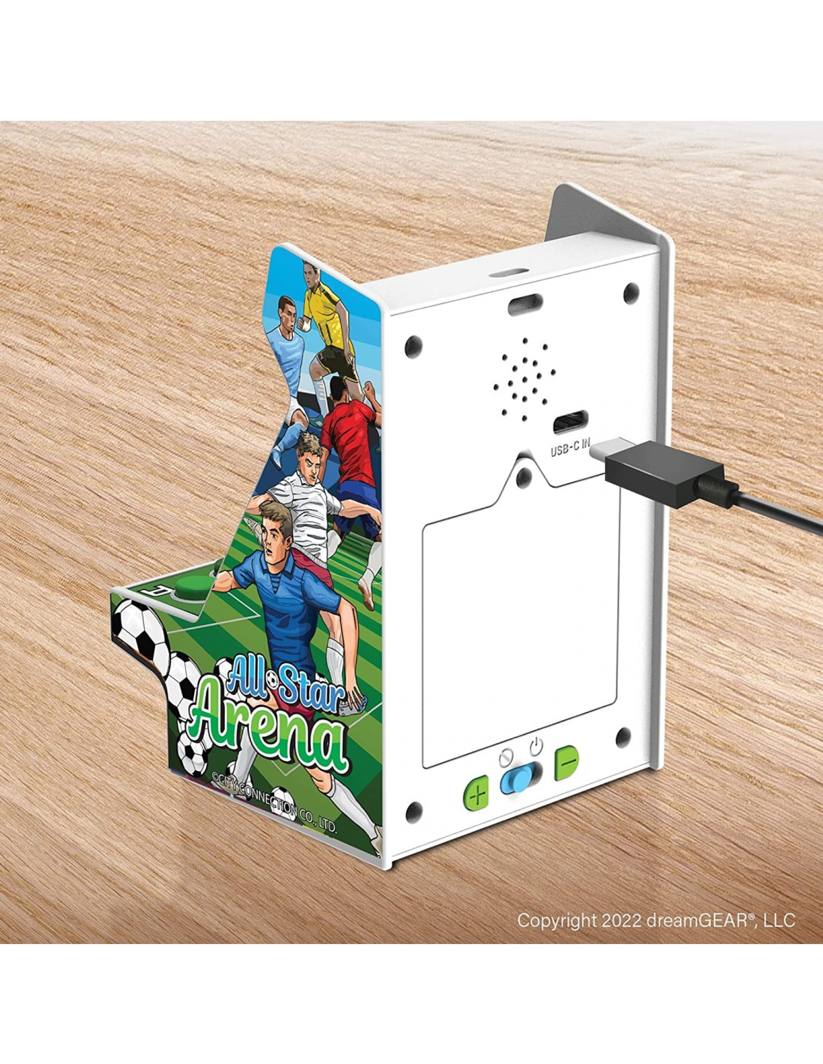 Un pequeño juego de arcade con gráficos temáticos de fútbol, un puerto USB-C y botones de control.