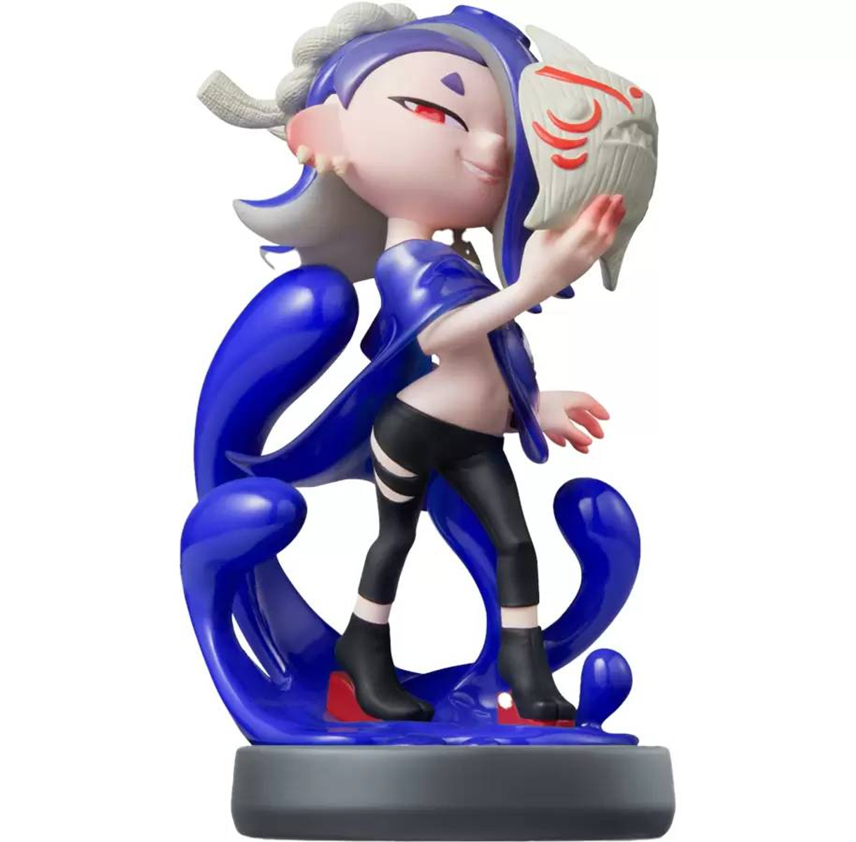 Figurka dziewczyny z niebieskimi włosami, trzymającej maskę, stojącej w niebieskim płynie.