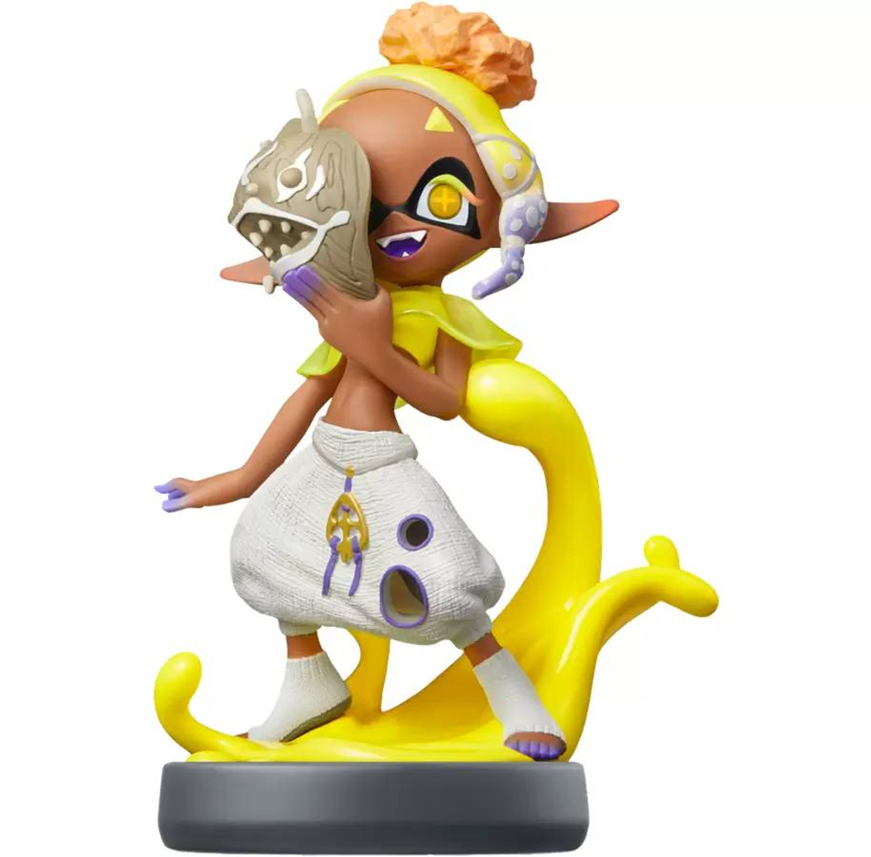 Figurka Splatoon. Dziewczyna w żółtym i białym z maską. Ma żółte włosy i żółty stojak.