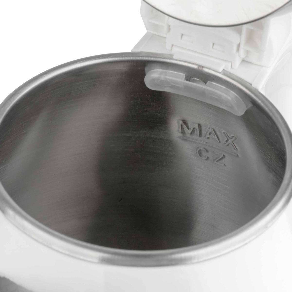 Interior de una tetera eléctrica blanca. El interior es de acero inoxidable, con una línea de agua máxima.
