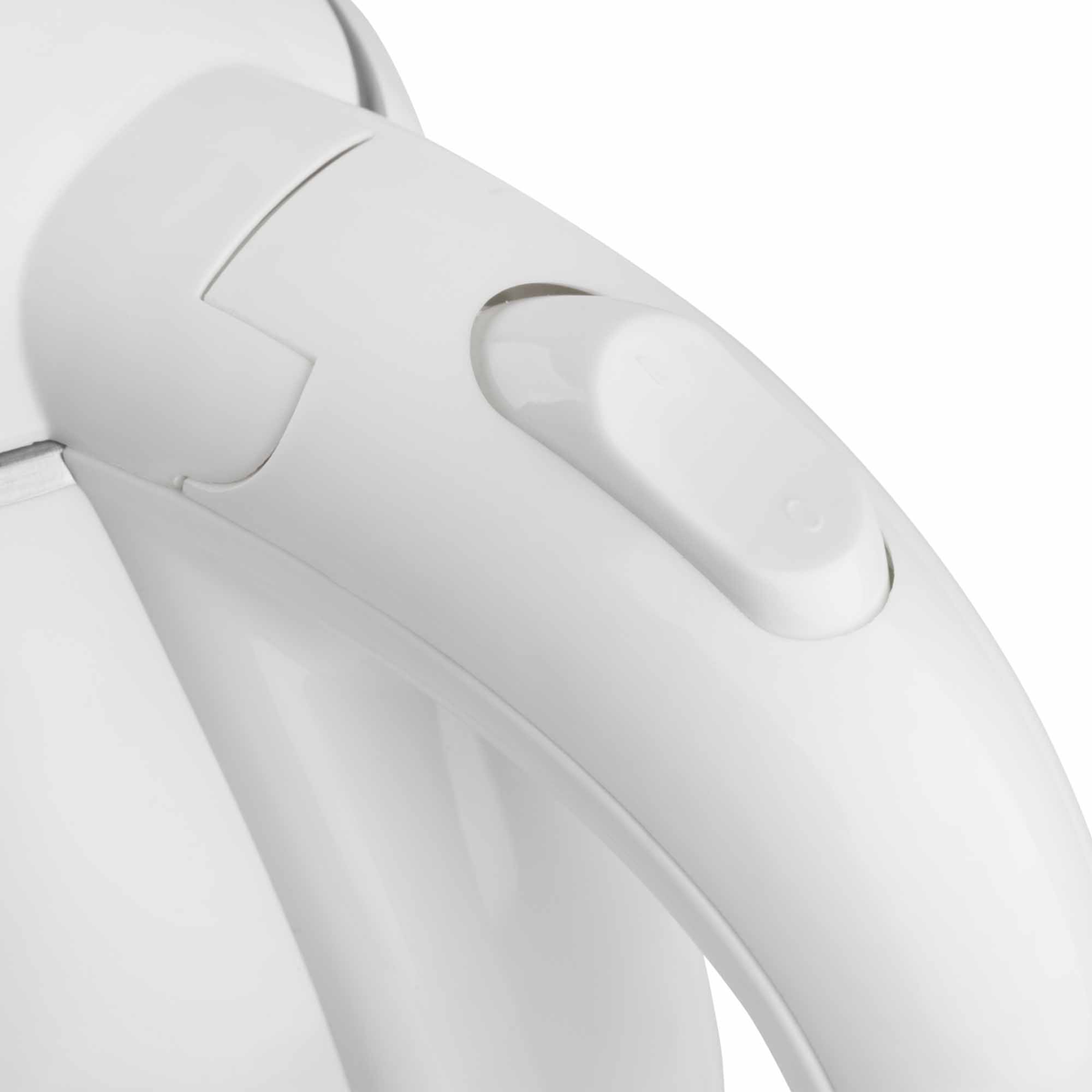 Primer plano de un asa de plástico blanco de un objeto blanco con un botón.