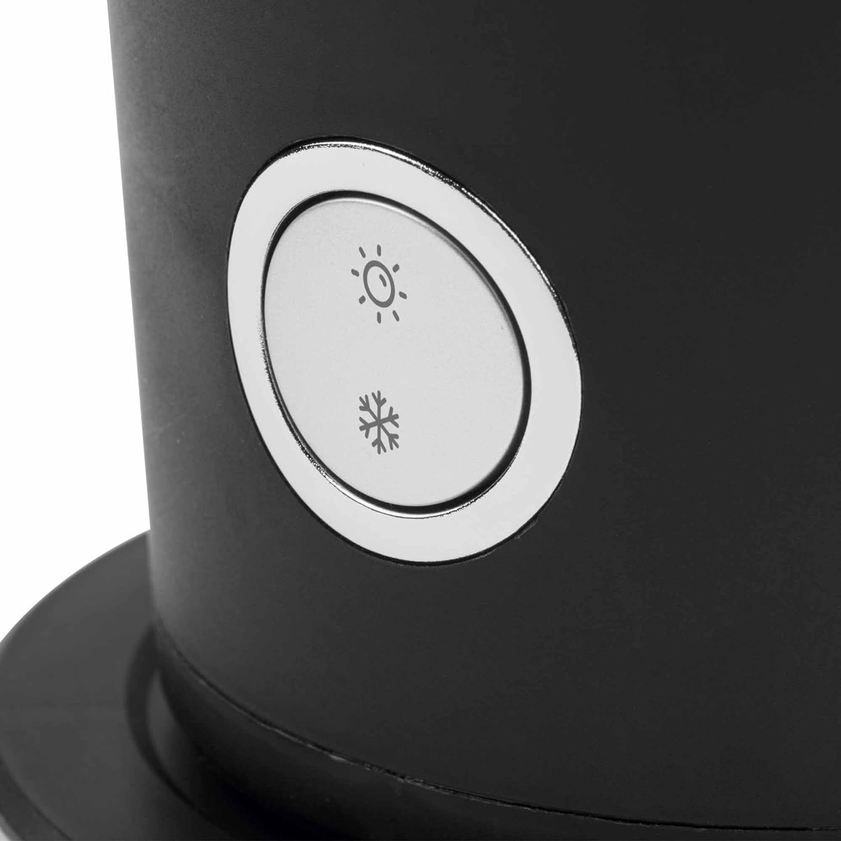 Nahaufnahme eines schwarzen Geräts mit zwei silbernen Knöpfen. Ein Knopf hat ein Lichtsymbol, der andere eine Schneeflocke.
