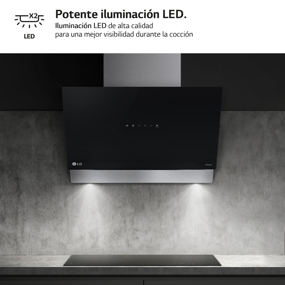Una cappa nera. Sopra un piano cottura nero. Rifiniture argentate. Le luci a LED sono accese.