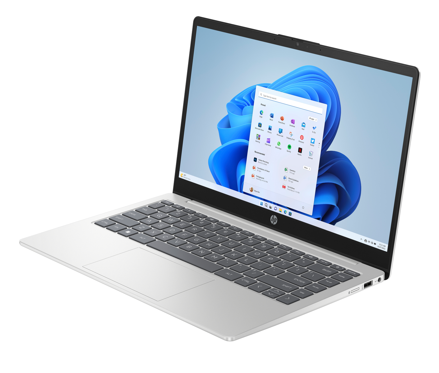 Portátil plateado, abierto sobre superficie blanca. Pantalla muestra Windows 11. Blanco.