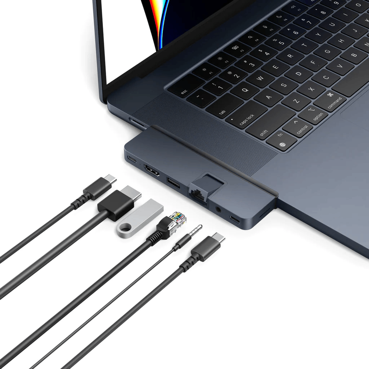 Laptop con hub collegato, diversi cavi. Laptop scuro con sfondo bianco.