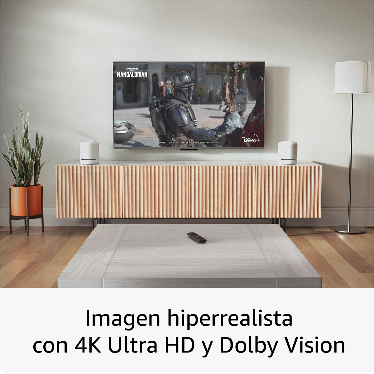 Ein Wohnzimmer mit einem Fernseher, der eine Mandalorian-Szene zeigt, einem Couchtisch und einer Lampe.