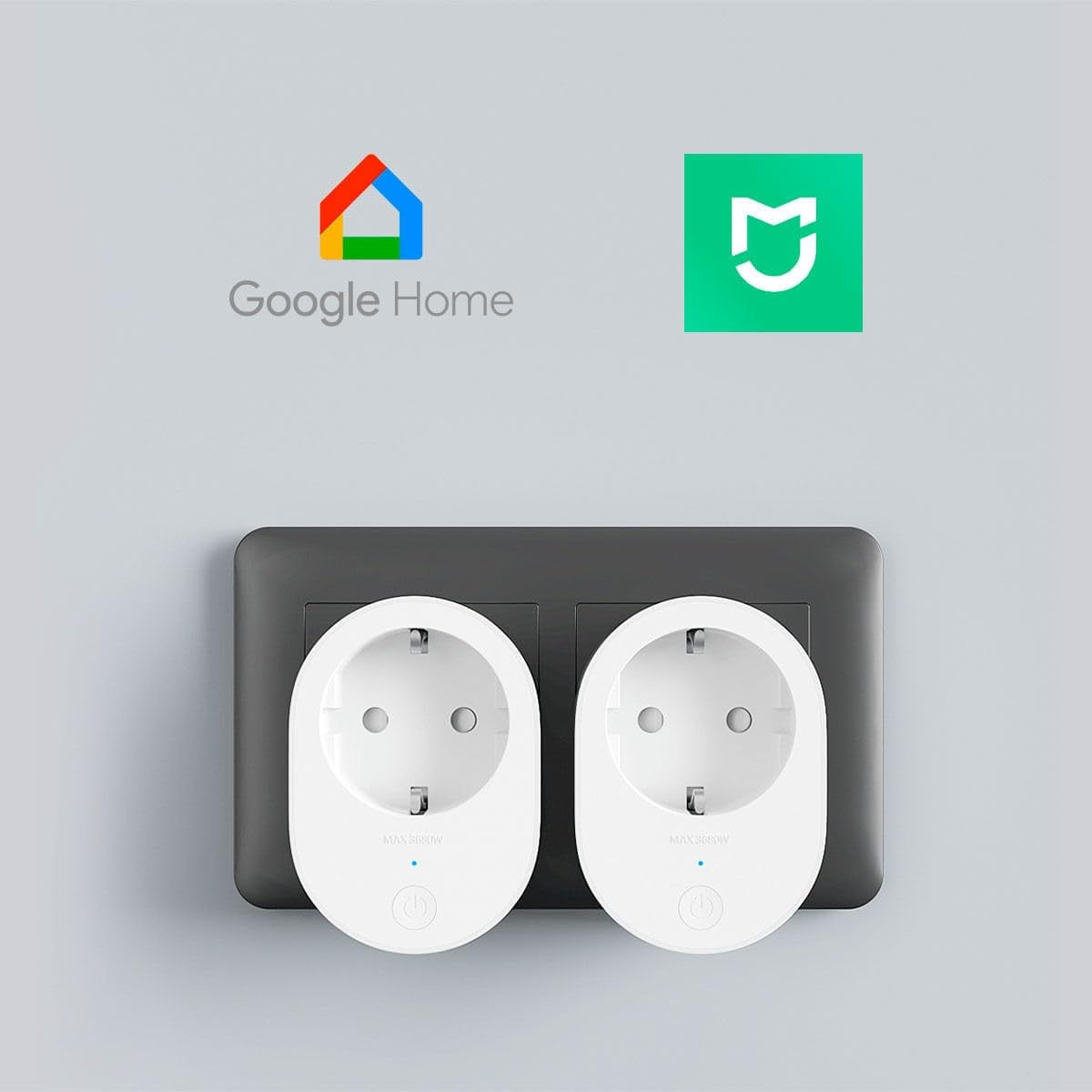 Dwa inteligentne wtyczki na ścianie. Są białe z przyciskiem i logo Google Home i Mi.