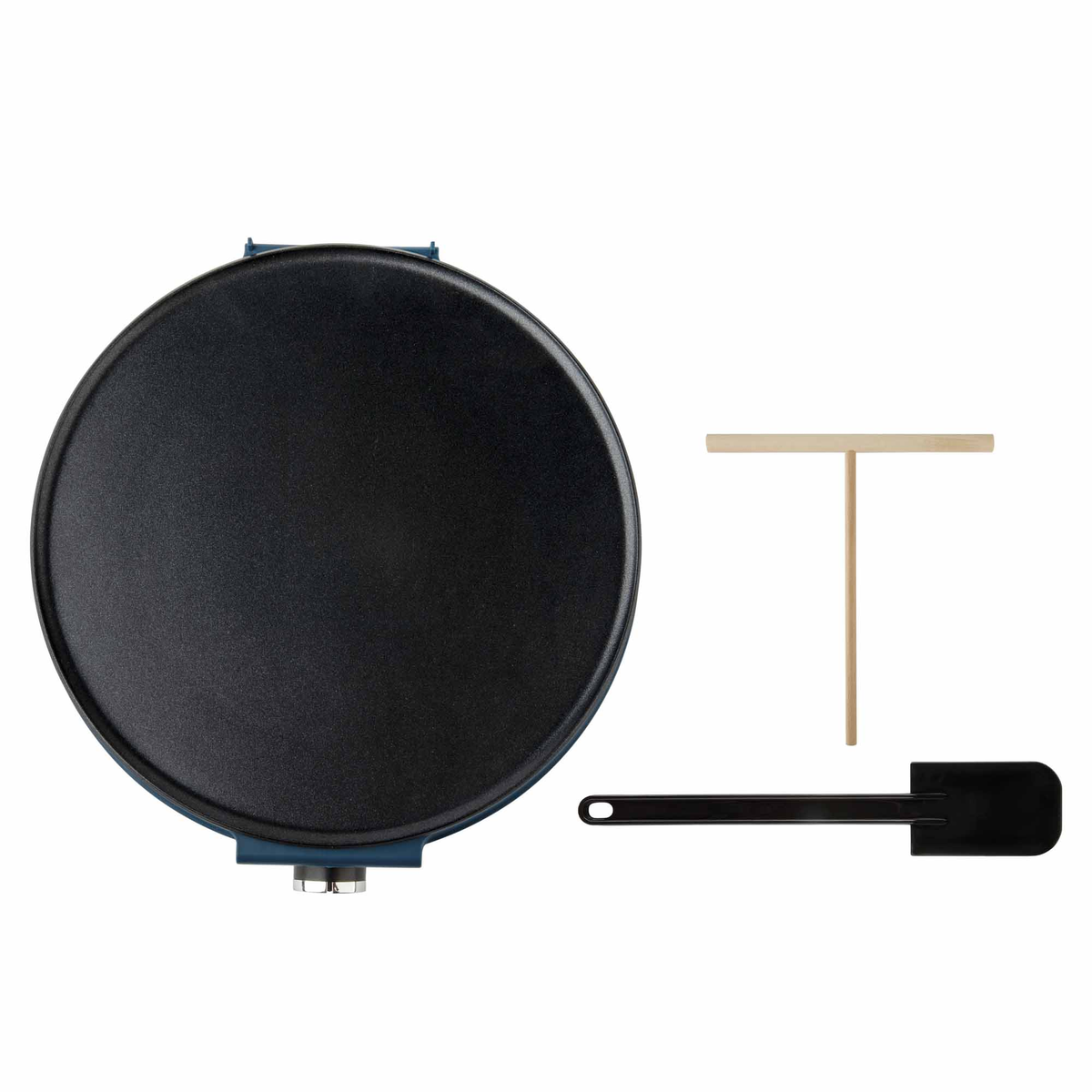 Czarna patelnia do naleśników z szpatułką i drewnianym rozprowadzaczem na białym tle.