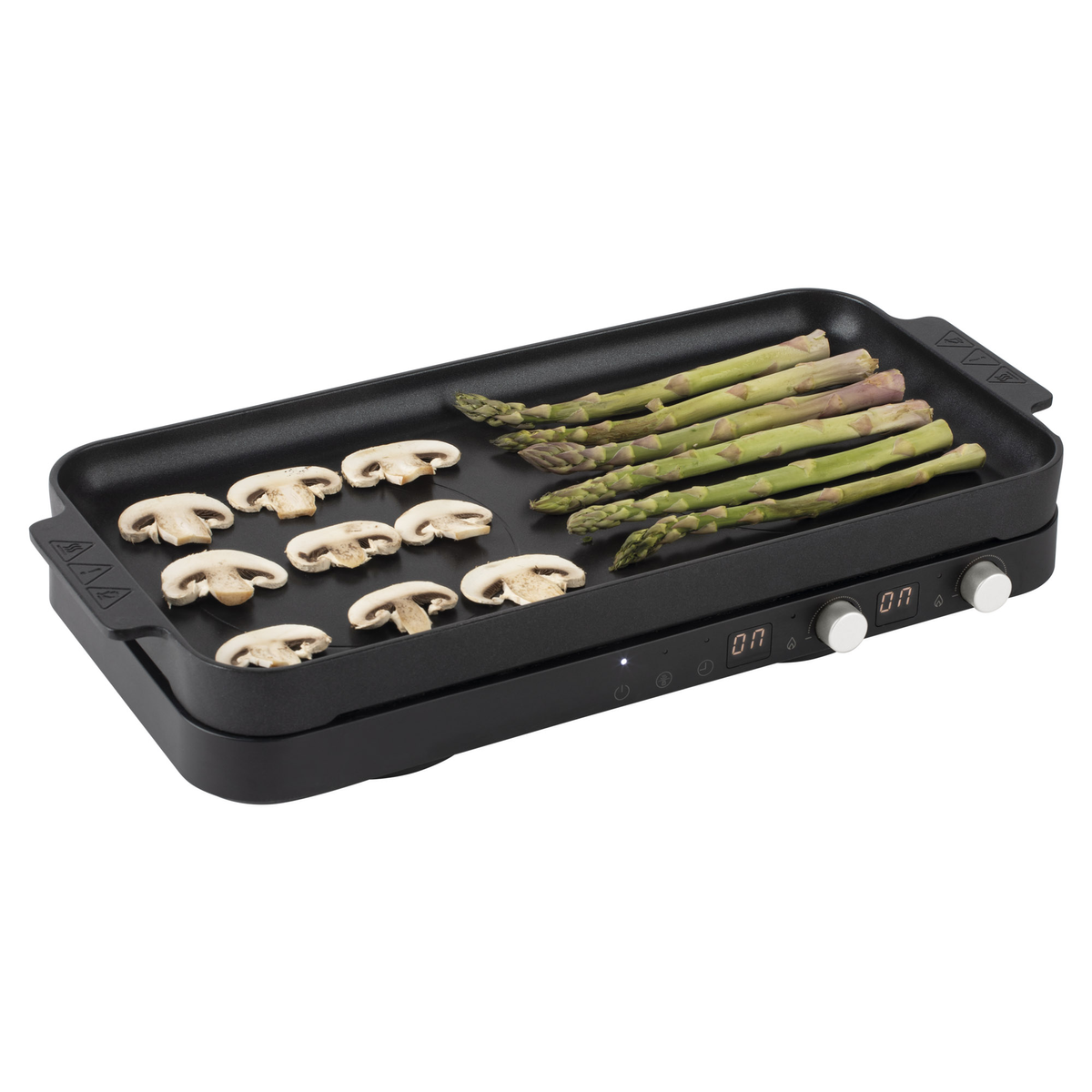 Parrilla eléctrica negra con champiñones y espárragos. Tiene dos perillas y una superficie negra.