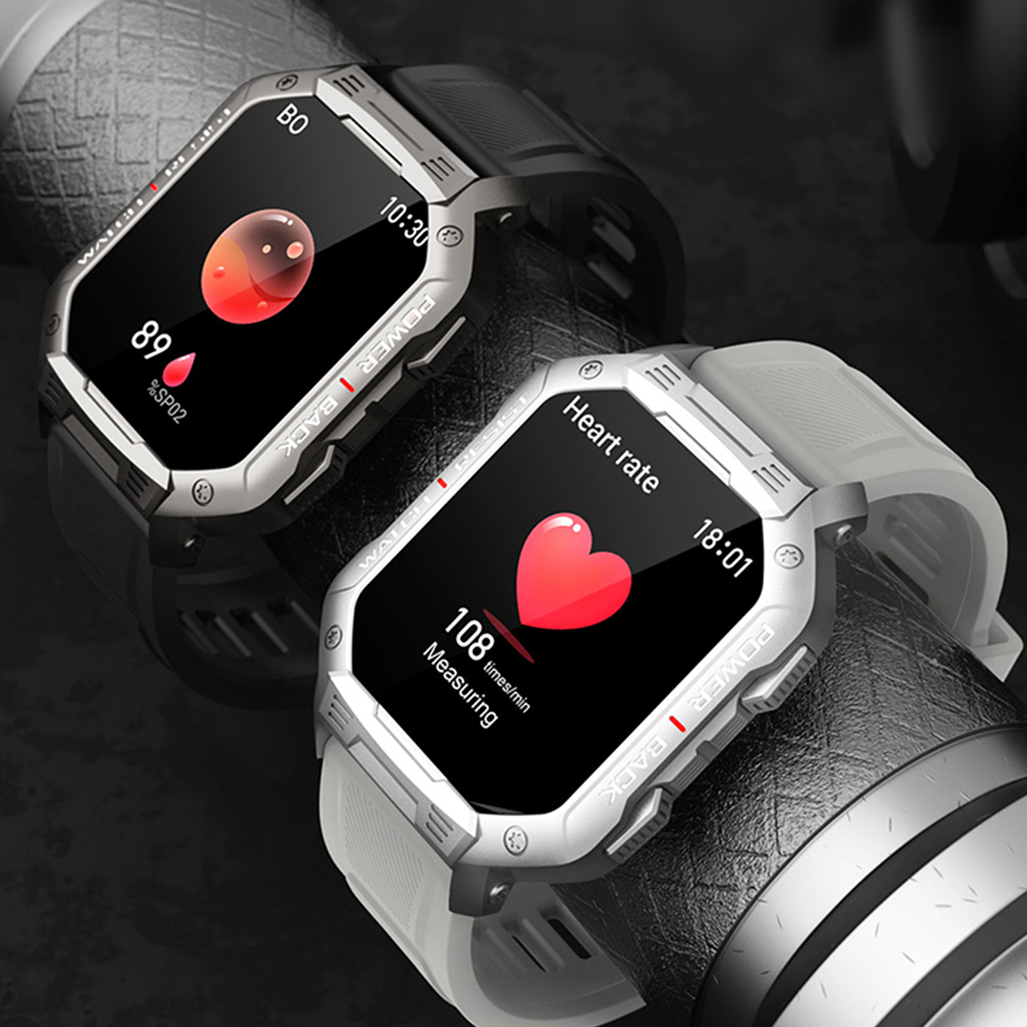 Due smartwatch che mostrano la frequenza cardiaca e i dati SpO2. Su una superficie nera.