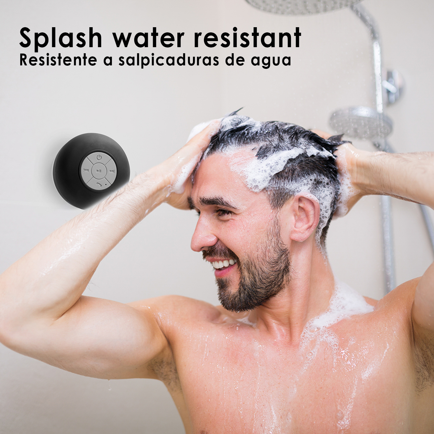 Uomo sotto la doccia con altoparlante nero. Il testo dice resistente all'acqua.