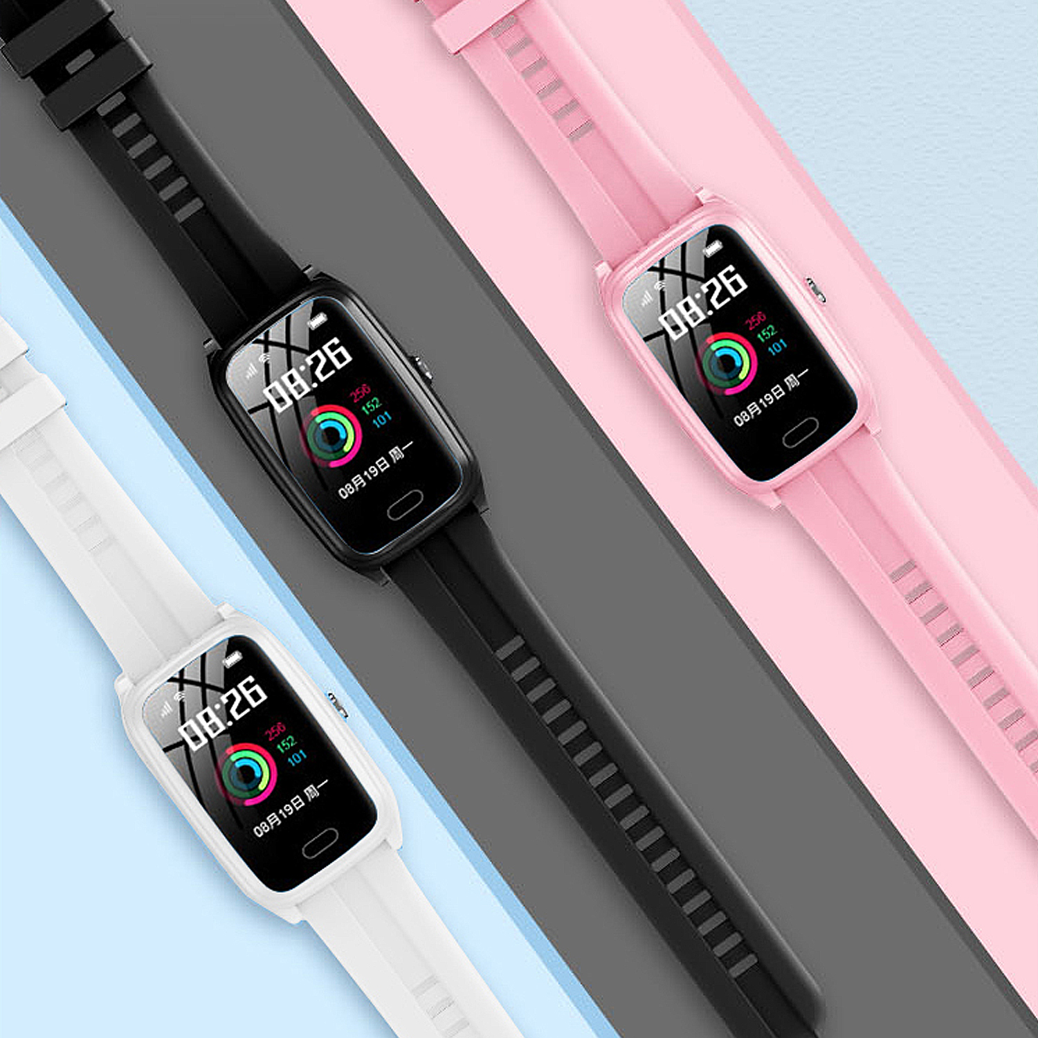 Drei Smartwatches in Weiß, Schwarz und Pink. Alle zeigen Uhrzeit, Datum und Fitnessdaten an.