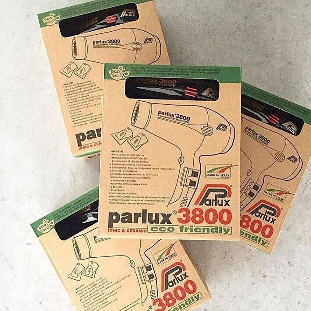Pudełka suszarki do włosów Parlux 3800. Pudełka mają tekst i rysunek suszarki do włosów.