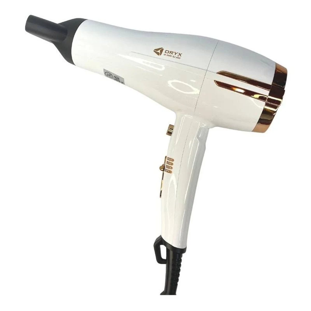 Un asciugacapelli bianco e oro, tenuto ad angolo, su sfondo bianco.