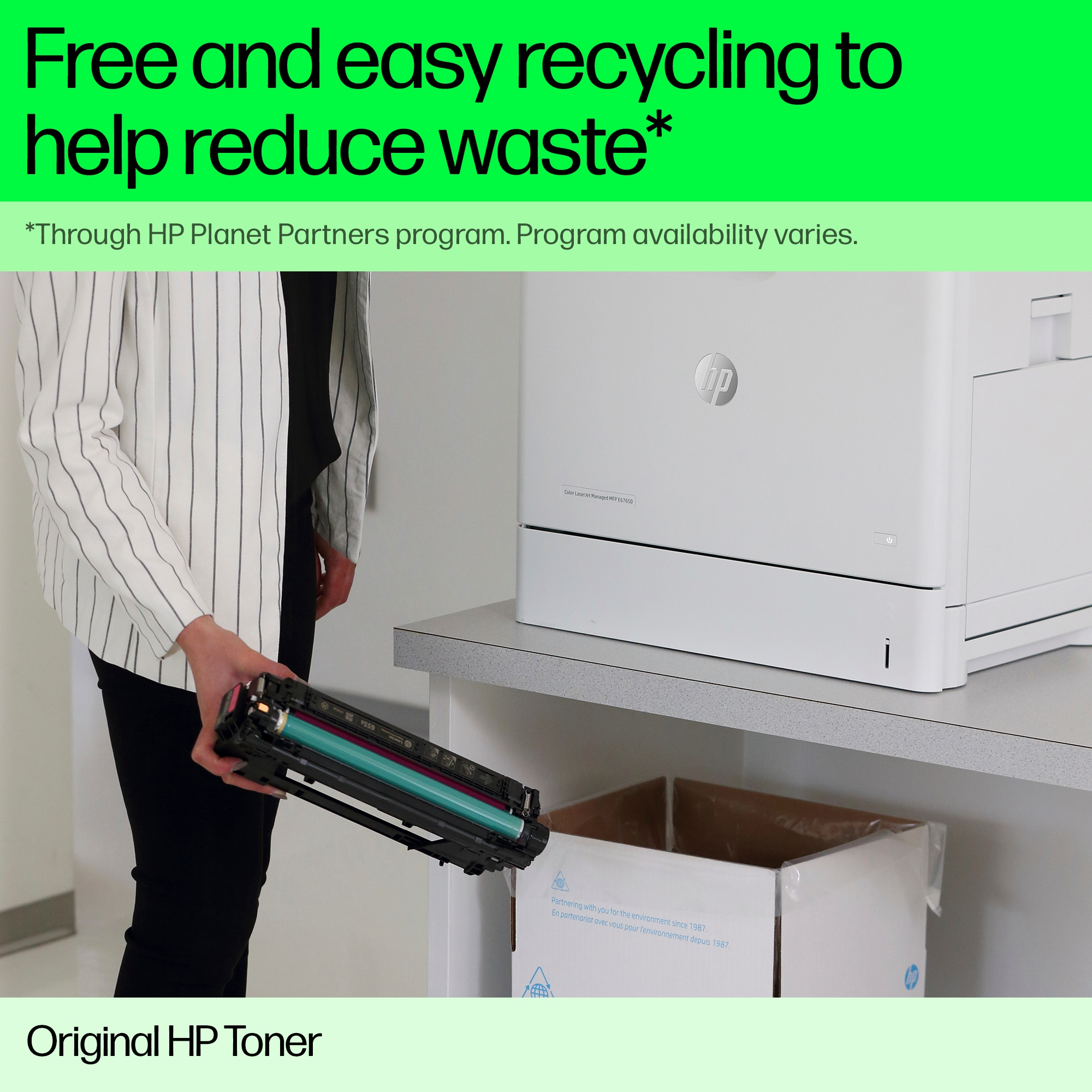 Kobieta trzymająca wkład z tonerem przy pojemniku do recyklingu, logo HP i tekst.