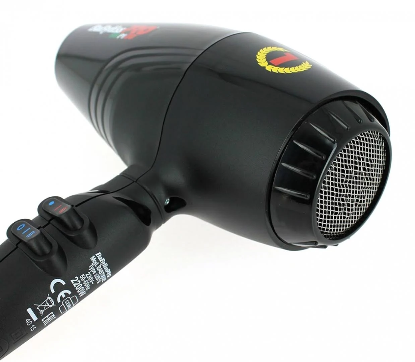 Czarna suszarka do włosów z wentylatorem pokrytym siatką. Uchwyt ma przyciski zasilania i ustawiania ciepła.