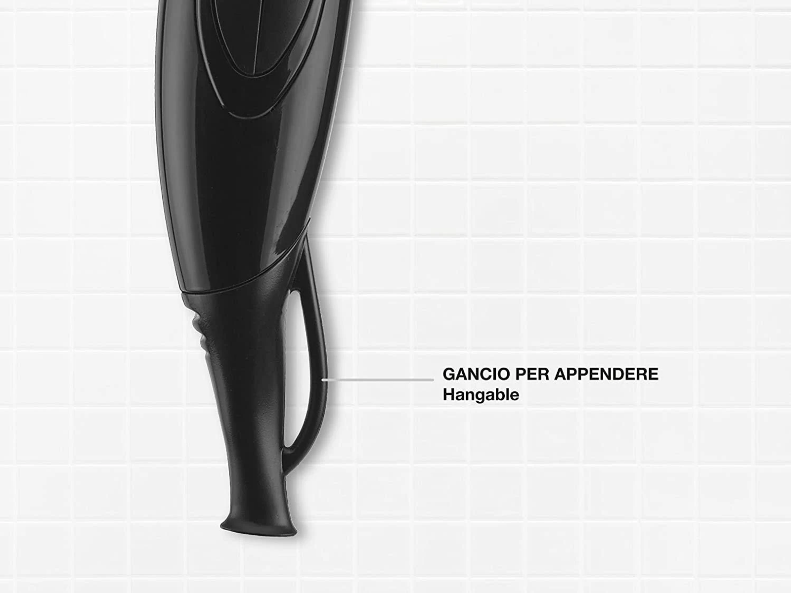Parte in plastica nera con un gancio per appendere su una parete piastrellata bianca.