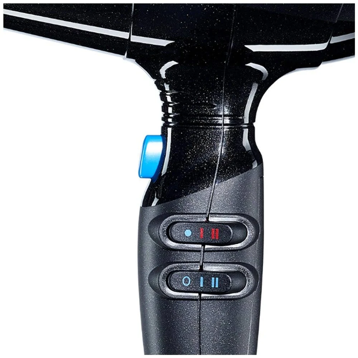 Primer plano de un mango de secador de pelo negro con botones. Un botón azul está encima de dos botones de control.