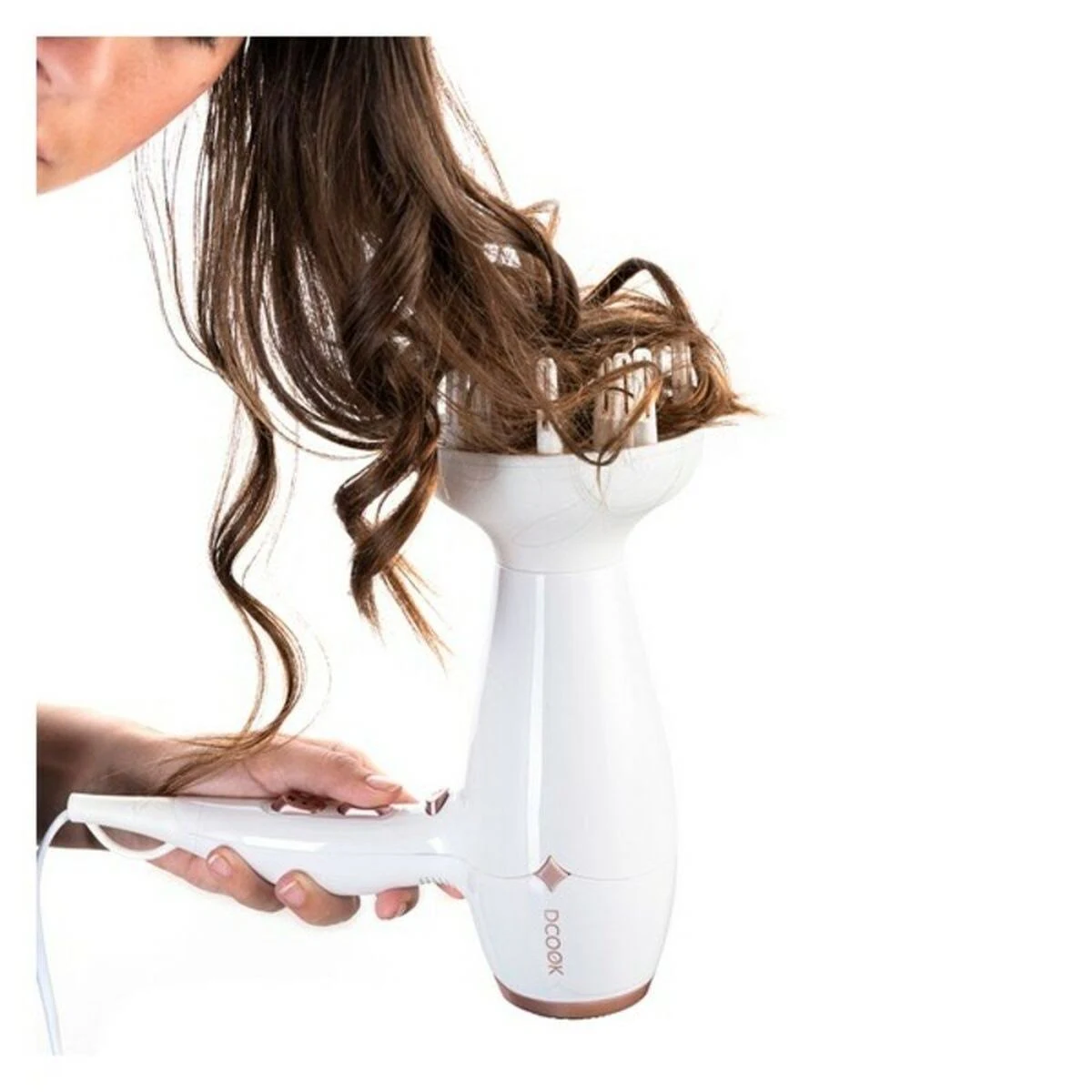 Una persona che si asciuga i capelli con un asciugacapelli bianco con diffusore.
