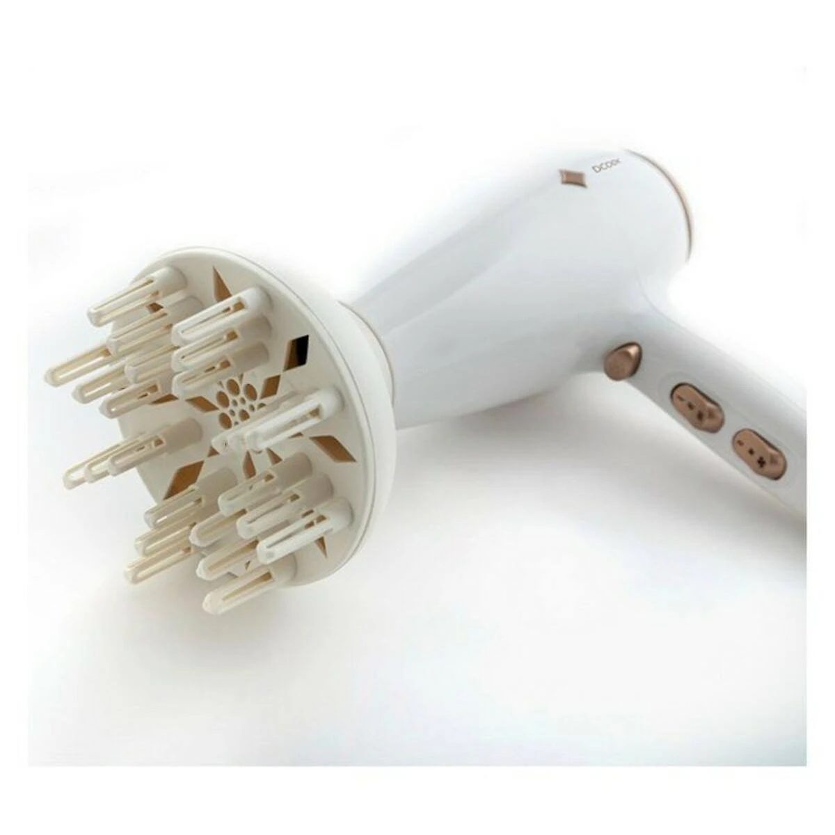 Asciugacapelli bianco con accessorio diffusore, isolato su sfondo bianco.