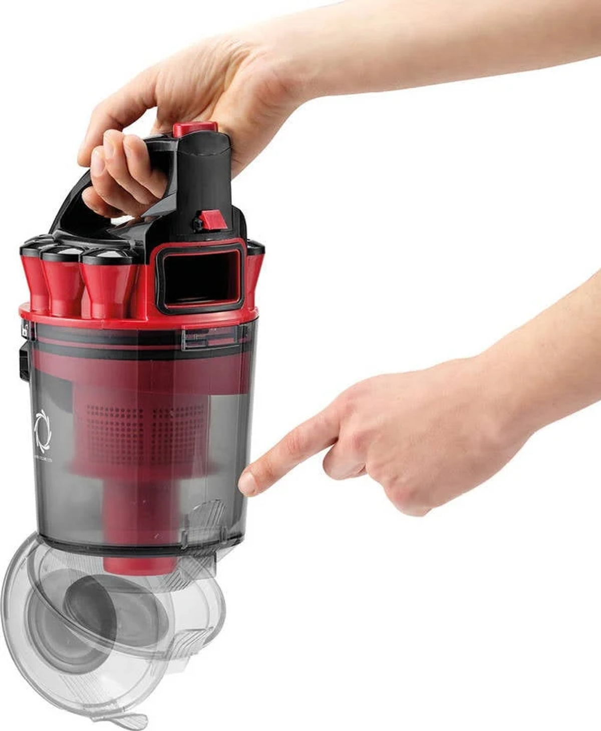 Dłonie osoby trzymającej i wskazującej na czerwono-czarny odkurzacz.