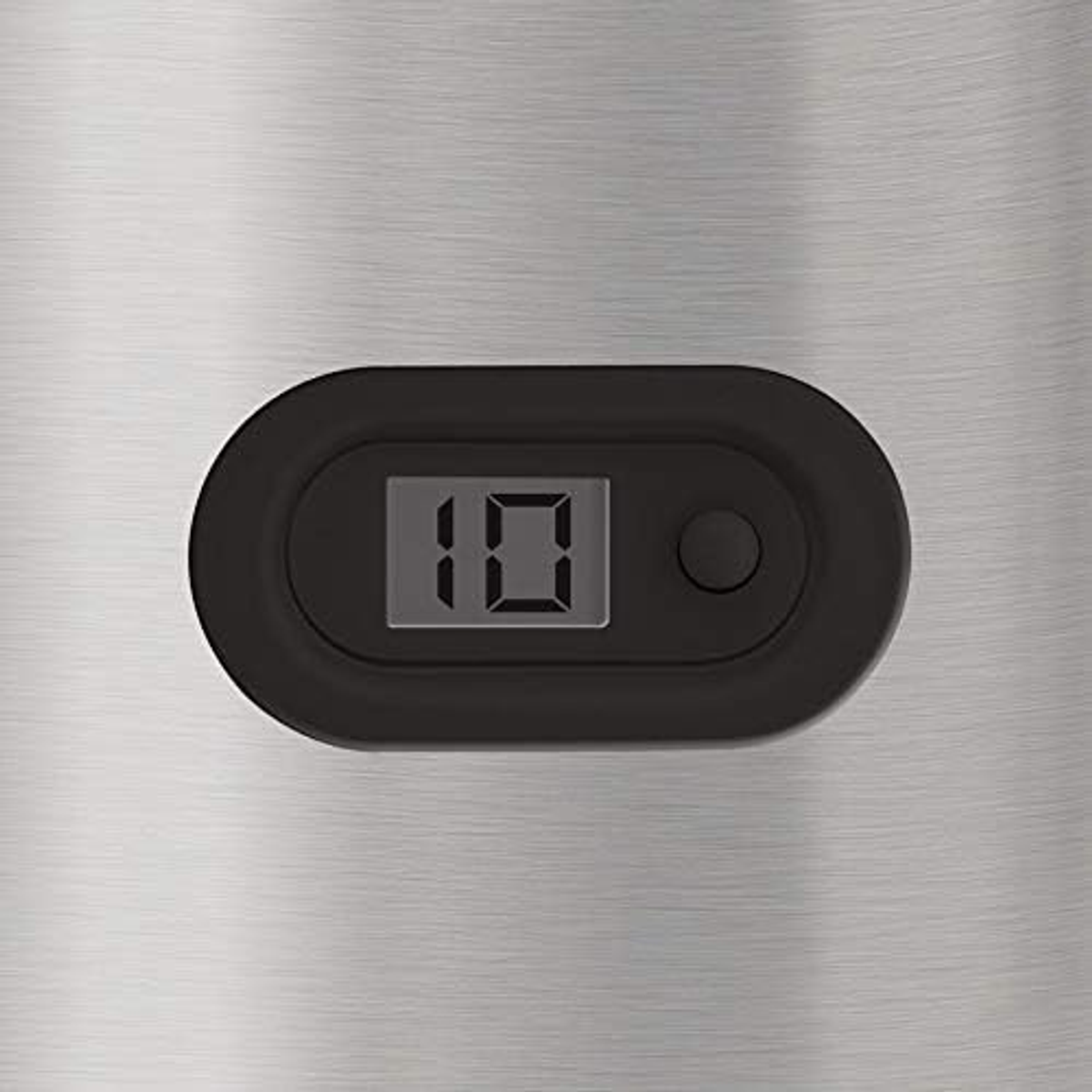 Czarny wyświetlacz cyfrowy pokazujący liczbę 10, z jednym przyciskiem na metalowej powierzchni.