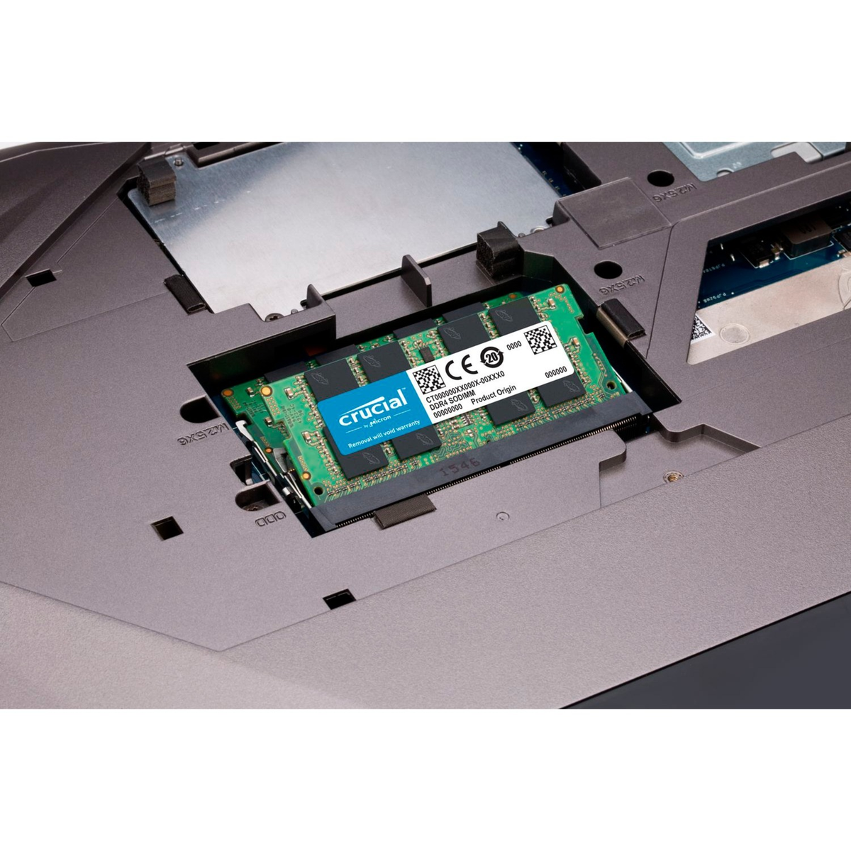 Geöffnetes Computergehäuse mit einem installierten RAM-Modul auf dem Motherboard.