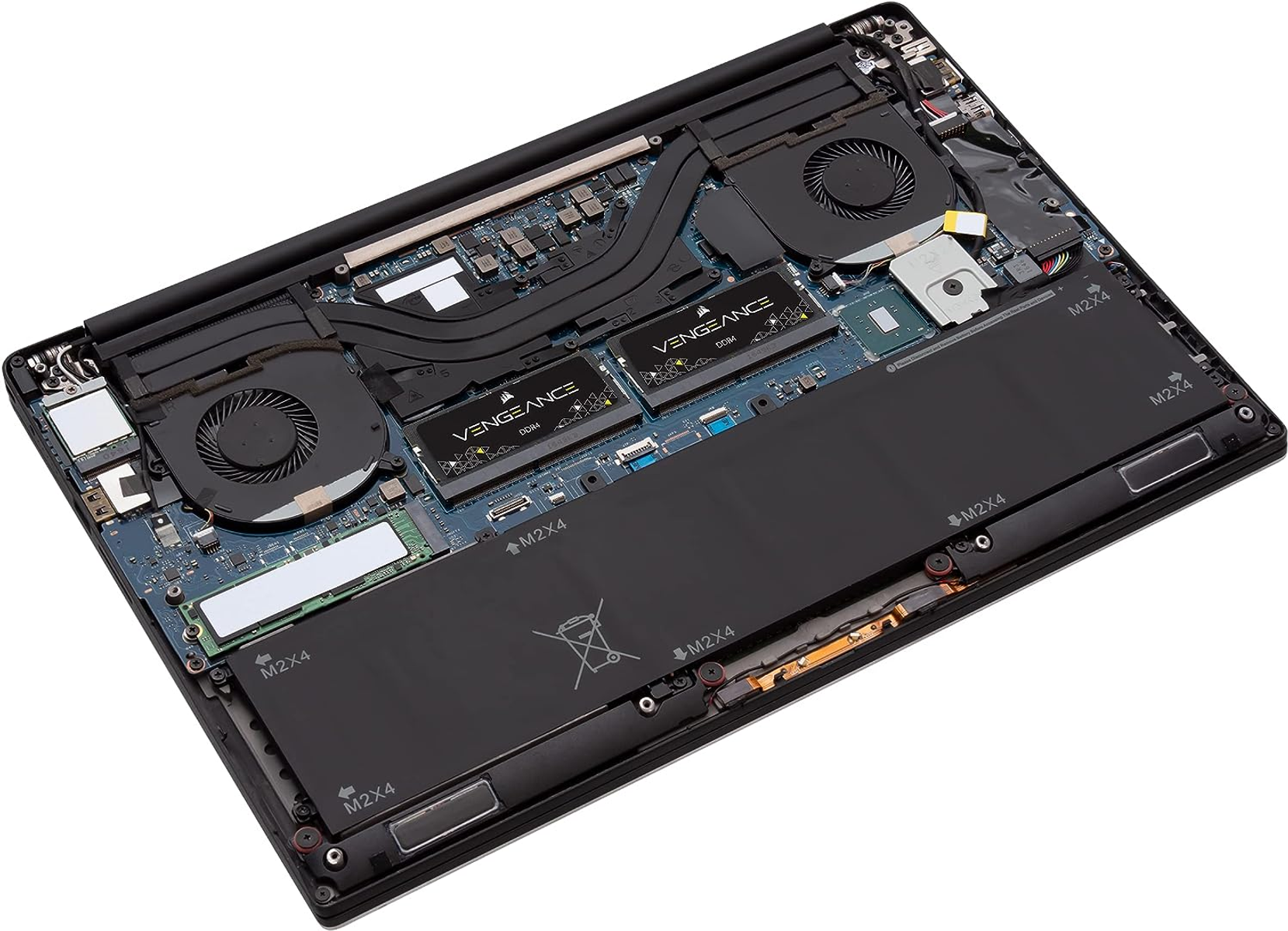 Interior de un portátil que muestra componentes: batería, módulos RAM, ventiladores y otro hardware.
