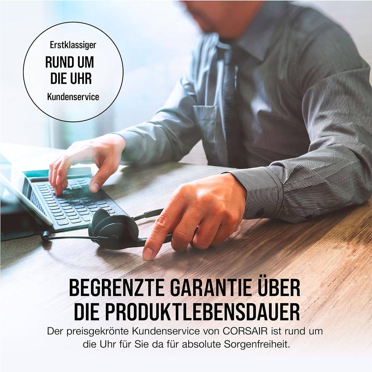 Man met headset aan een bureau met tekst over klantenservice en garantie.