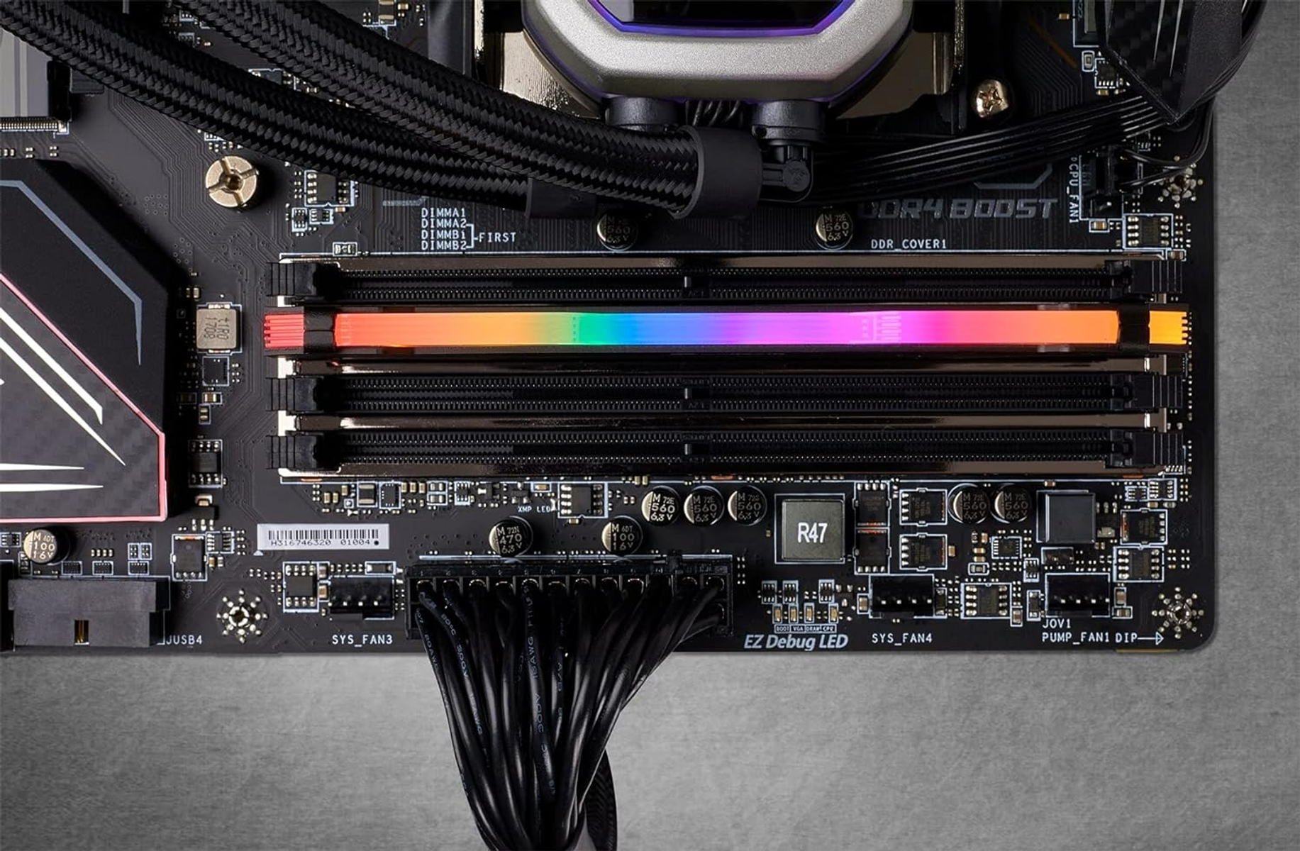 Close-up van een computer moederbord met RAM-slots en een kleurrijke, verlichte RAM-stick geplaatst.