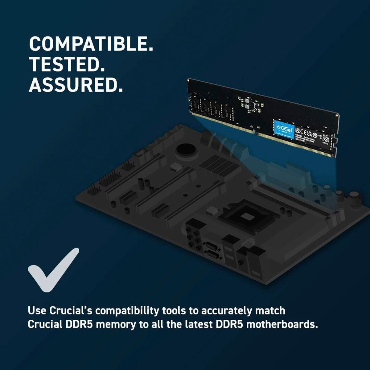 Ein Crucial DDR5 RAM-Modul wird über einer Motherboard-Grafik gezeigt, mit einem Häkchen-Symbol.