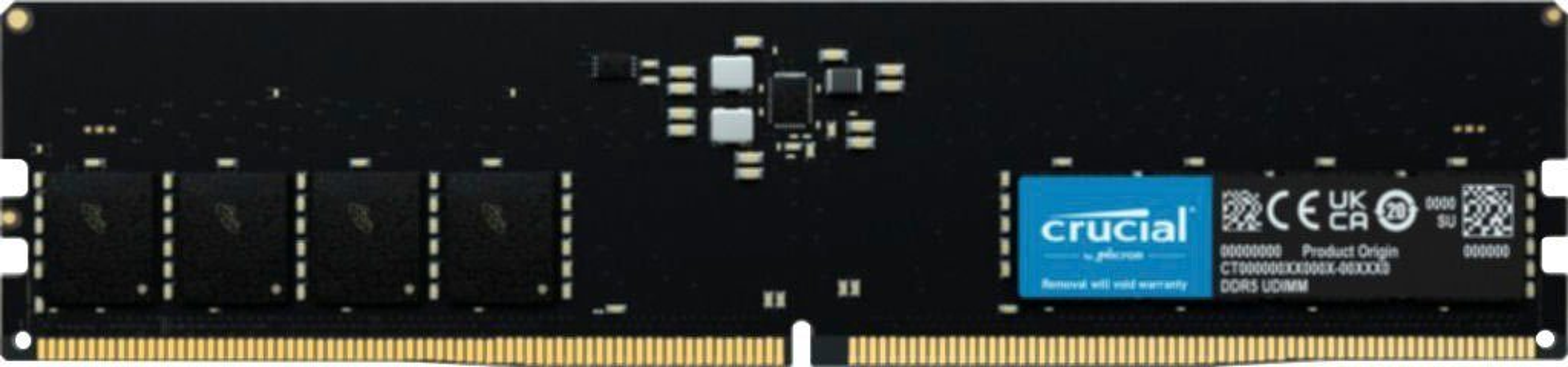 Ein schwarzer Crucial DDR5 UDIMM RAM-Riegel mit blauen Etiketten. Der RAM-Riegel hat mehrere Chips.