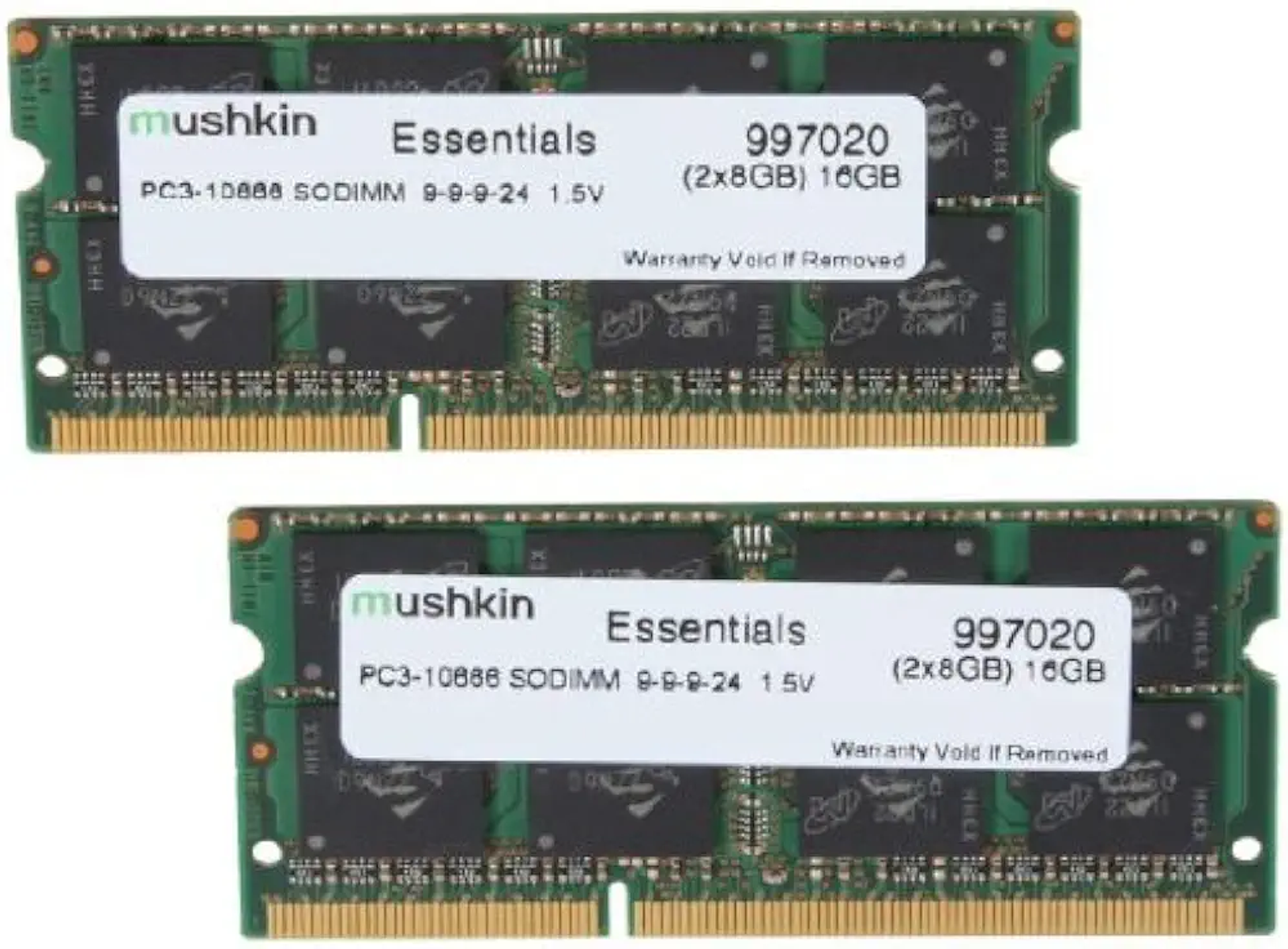 Dwa zielone moduły RAM Mushkin Essentials z etykietami, z napisem PC3-10666 SODIMM.