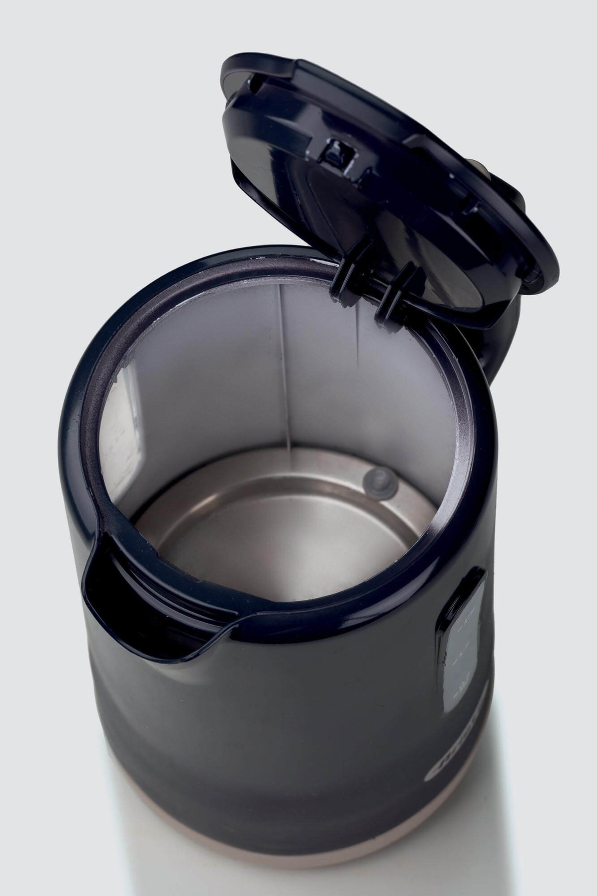 Zwarte elektrische waterkoker met een open deksel, de binnenkant tonend. Witte achtergrond.