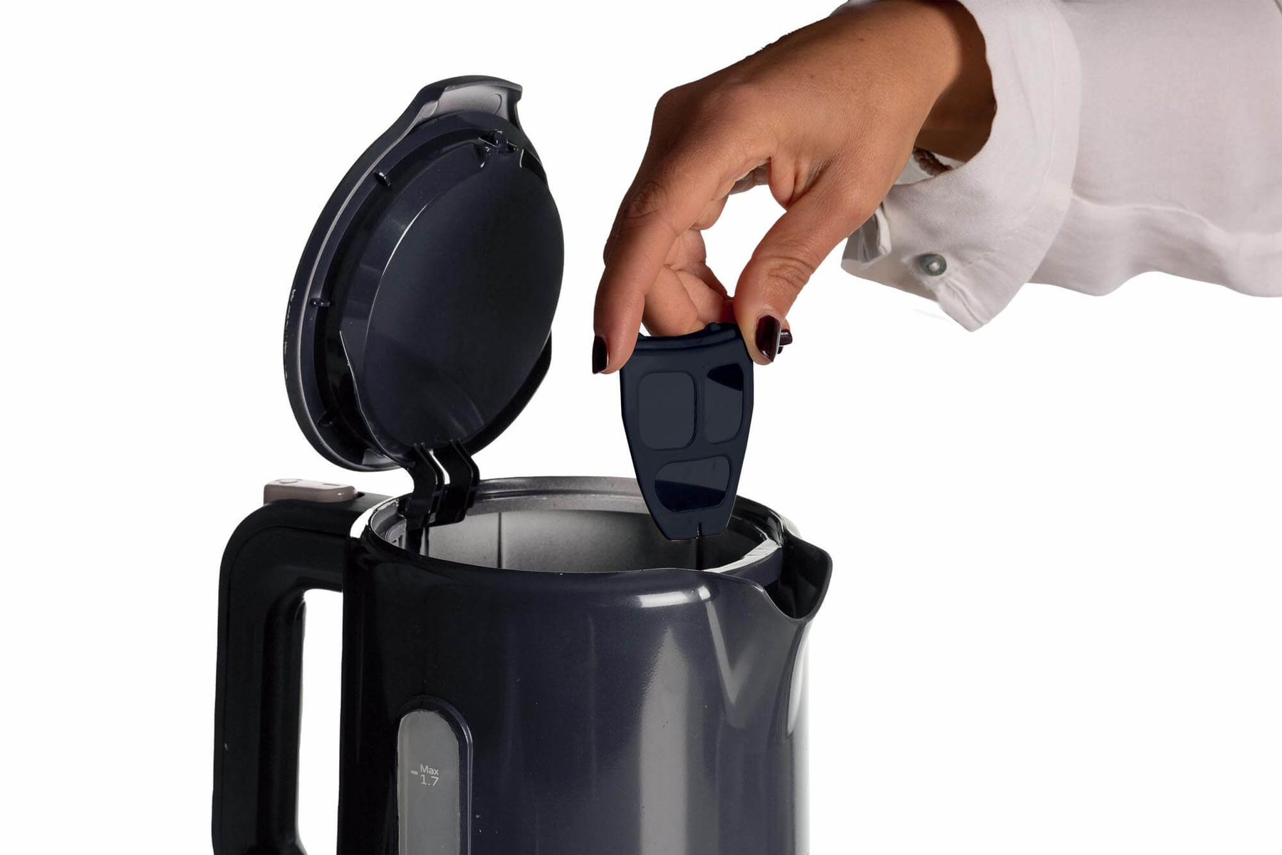 Een hand verwijdert een donker plastic onderdeel uit een open, donkerblauwe elektrische waterkoker.