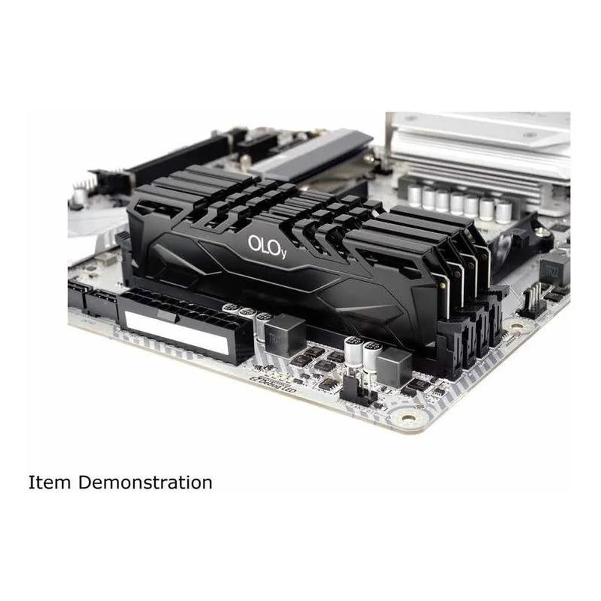 Czarna i czarna pamięć RAM na płycie głównej.