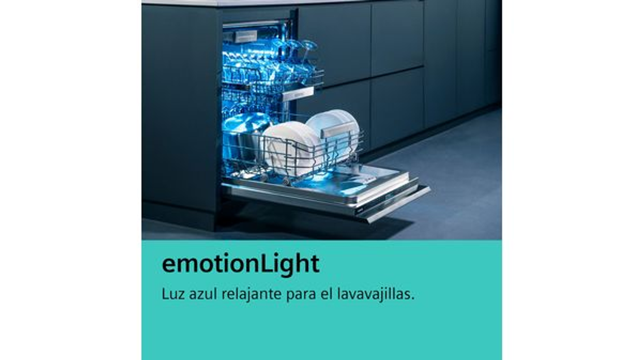 Zmywarka z niebieskim światłem wewnętrznym, otwarte drzwi, pełna naczyń. Ciemne tło.