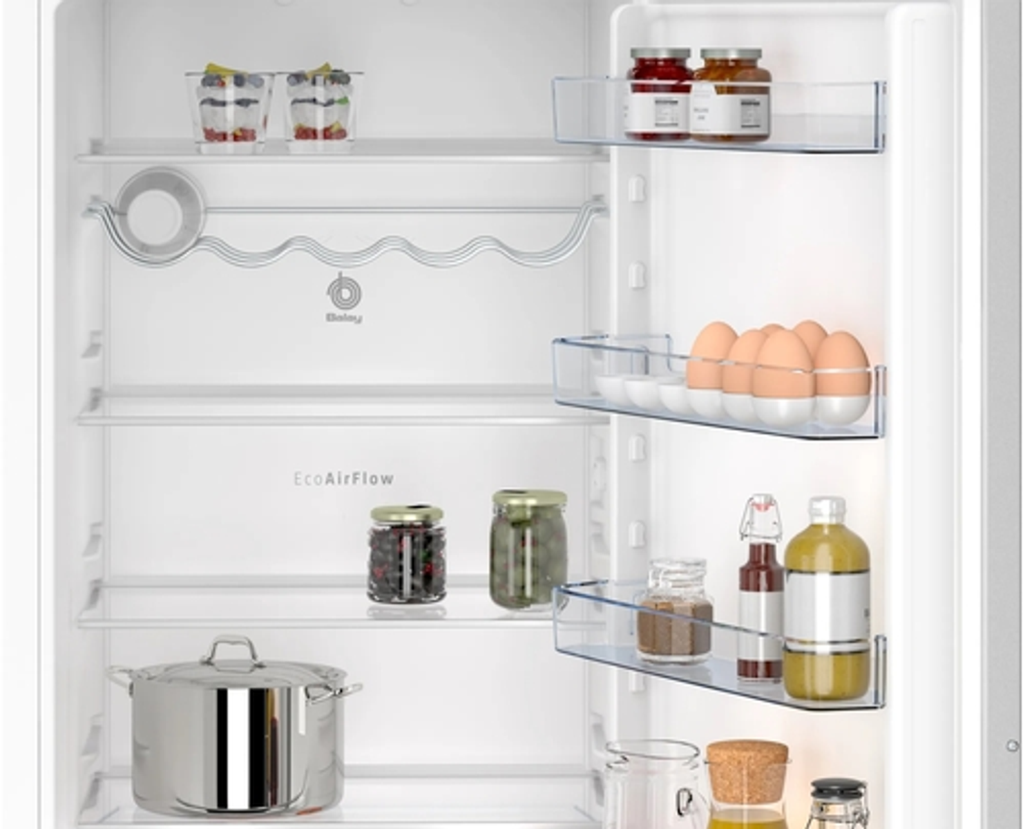 Refrigerador abierto lleno de comida. Tarros de mermelada, huevos, ollas y tarros de comida son visibles en los estantes.