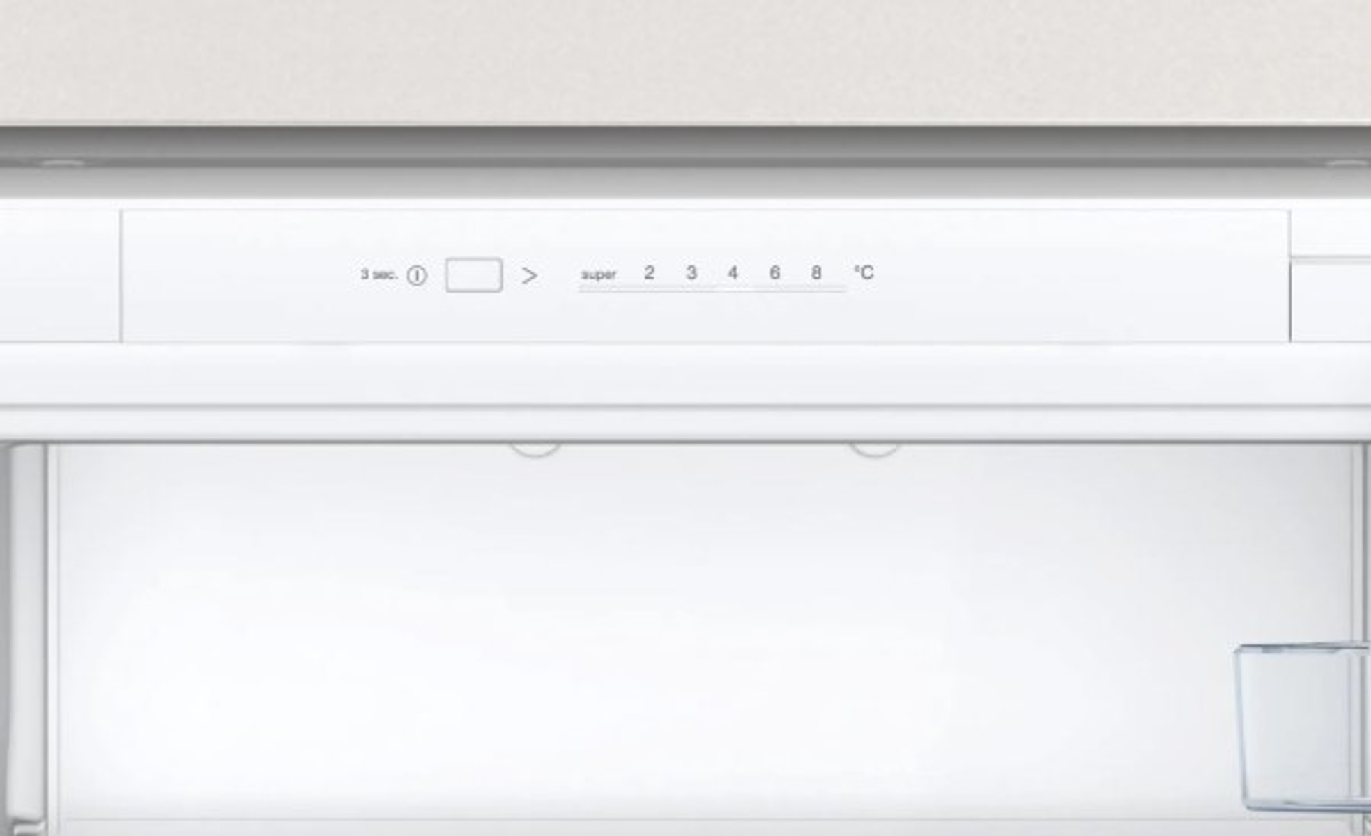 Primer plano del panel de control de un refrigerador con ajustes de temperatura.