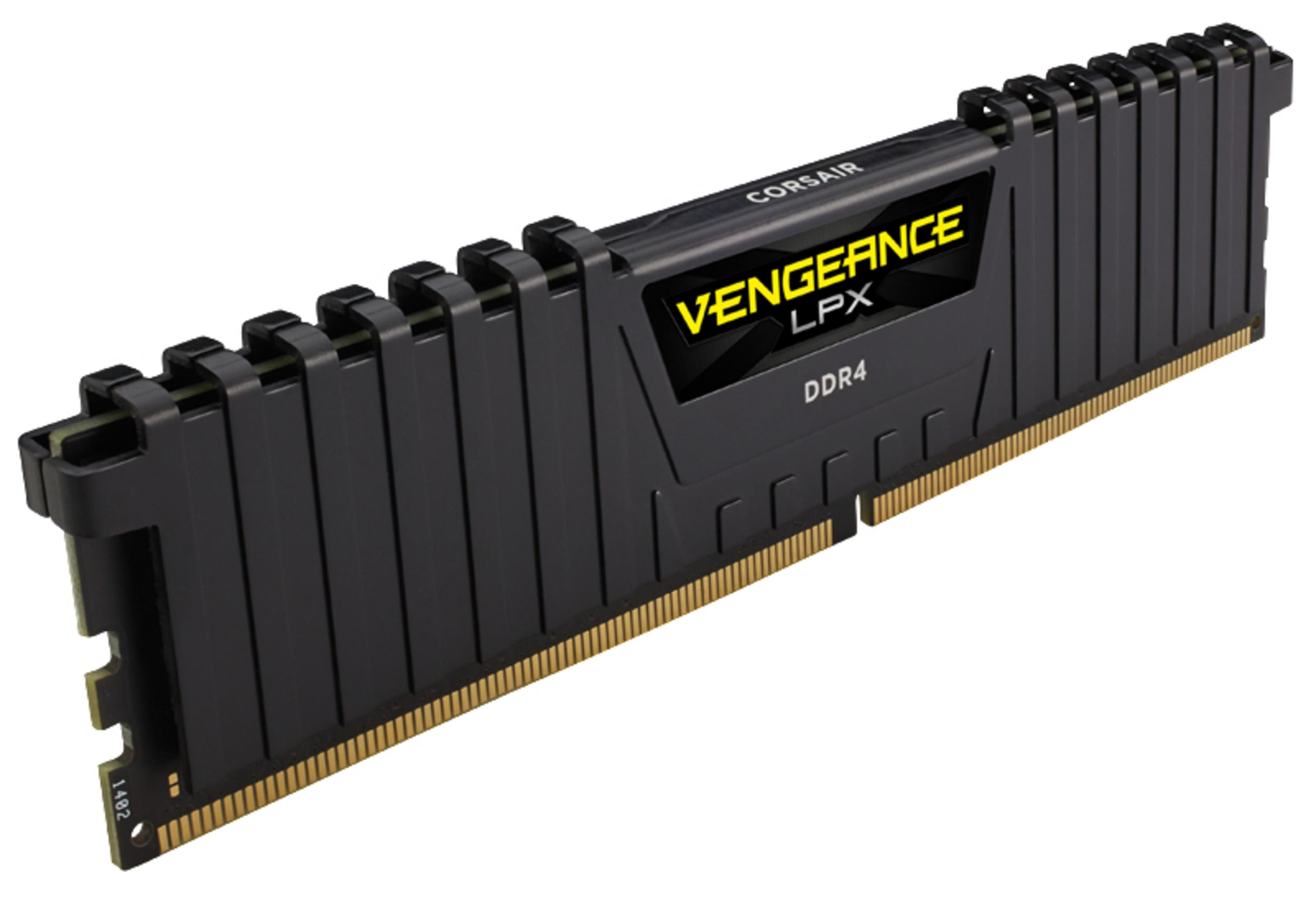Stick RAM nero con etichetta Corsair Vengeance LPX DDR4, vista angolata.