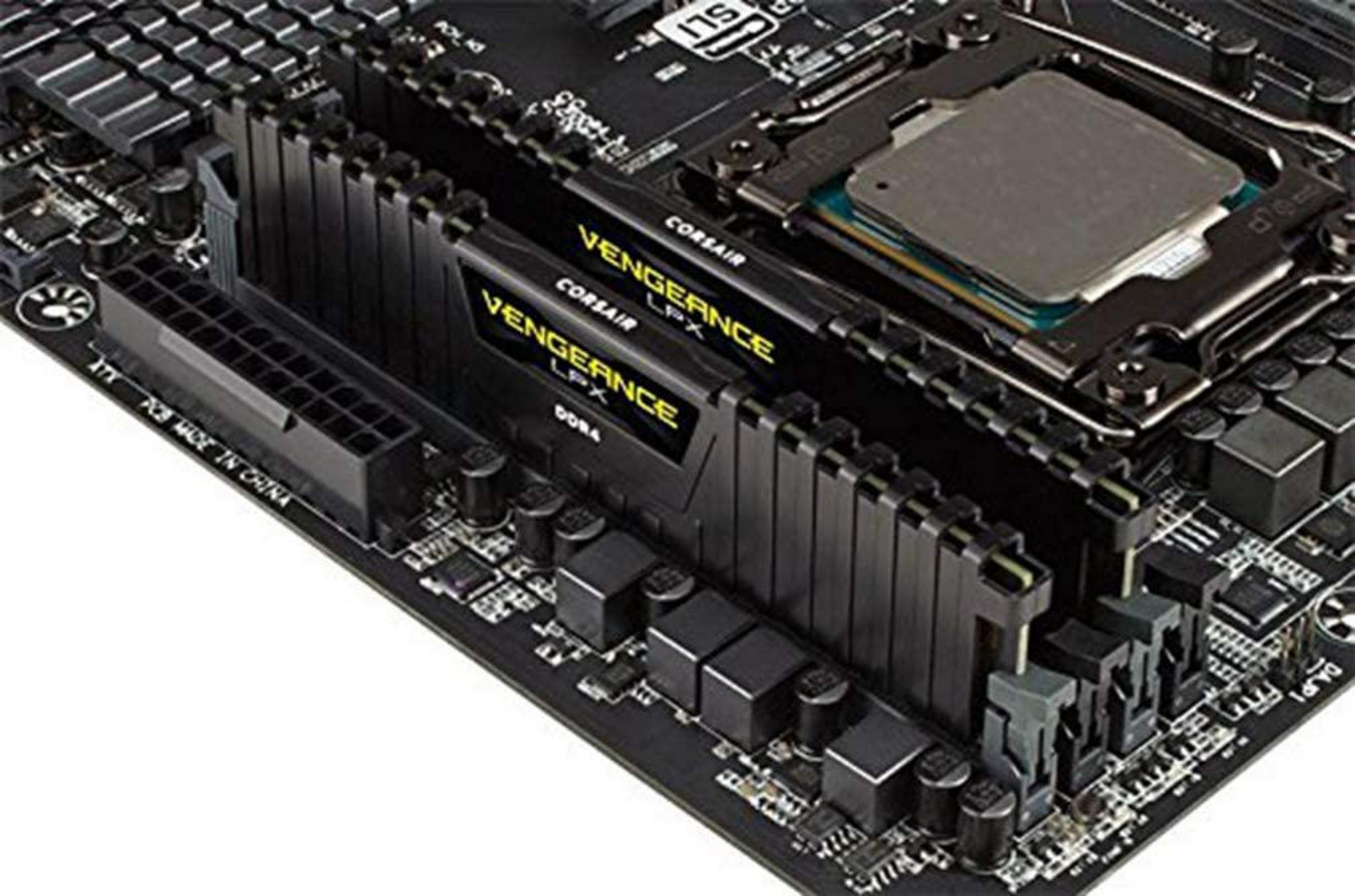 Primo piano di scheda madre con CPU, slot RAM e vari componenti.