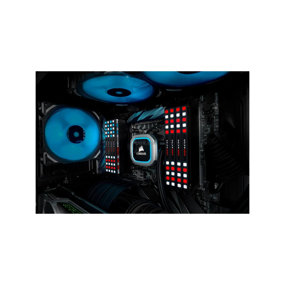 Wnętrze obudowy komputera, niebieskie światła. Posiada wentylatory, chłodnicę Corsair i kości RAM.