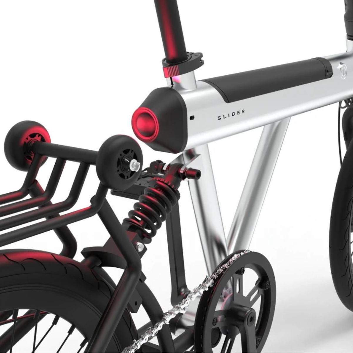 Silber-schwarzes Fahrrad mit 'SLIDER' auf dem Rahmen. Rotes Rücklicht und schwarzer Sattel.