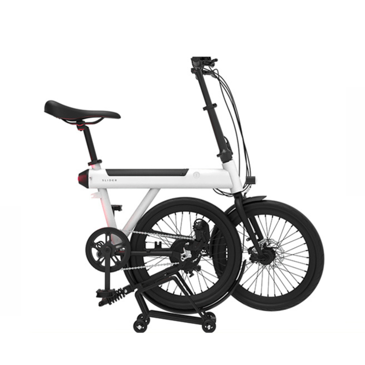Weißes und schwarzes Klappfahrrad. Es steht auf weißem Grund, mit gefaltetem Rahmen.