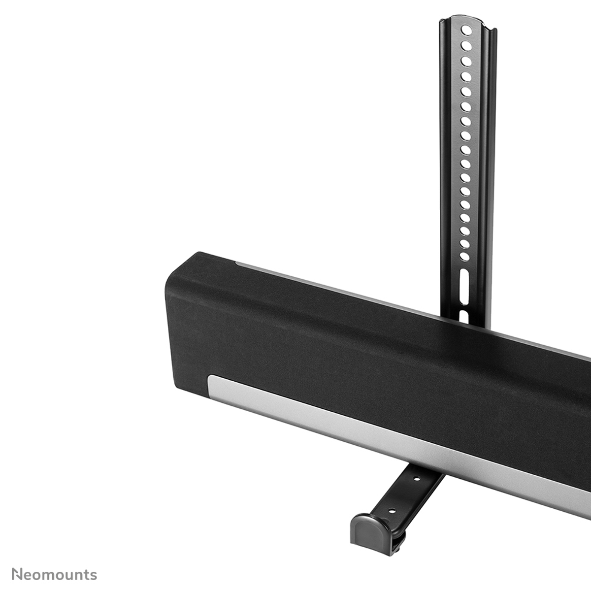 Schwarze Soundbar mit silberner Zierleiste, an weißem Hintergrund mit Halterung montiert.