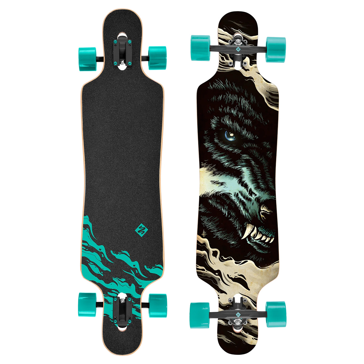 Due longboard. Uno nero con onde turchesi e ruote turchesi. L'altro con un design a volto di lupo, pelliccia nera, sfondo bianco, ruote turchesi.