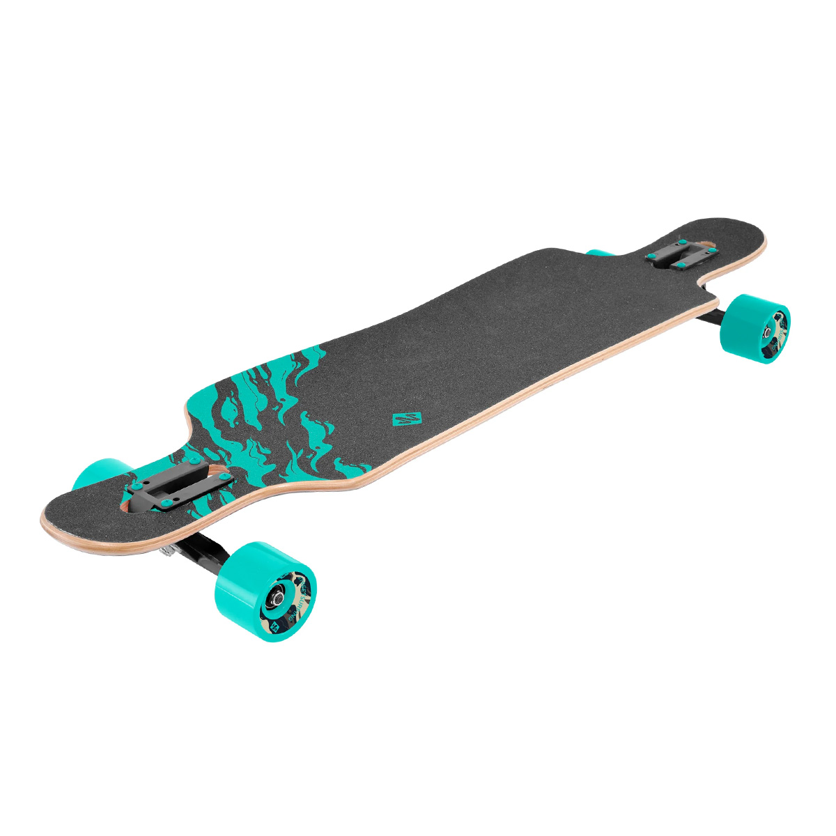 Un longboard su sfondo bianco. Ha una tavola nera con disegni turchesi, ruote turchesi e truck neri.