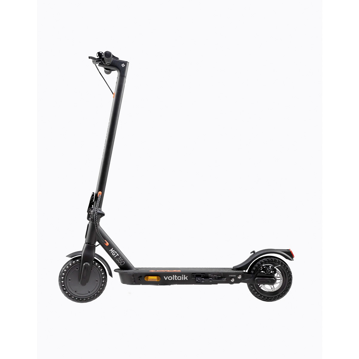 Uno scooter elettrico nero con accenti arancioni su sfondo bianco.