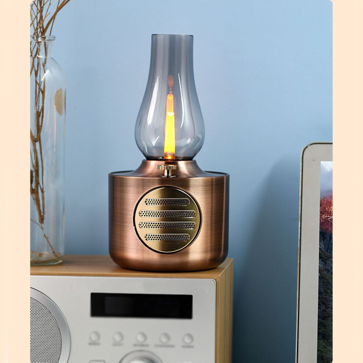 Eine Lampe mit brennender Kerze auf einem Holztisch.