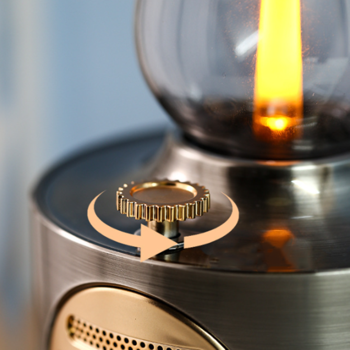 Nahaufnahme einer dekorativen Lampe mit einem goldenen Zahnrad, das sich dreht.